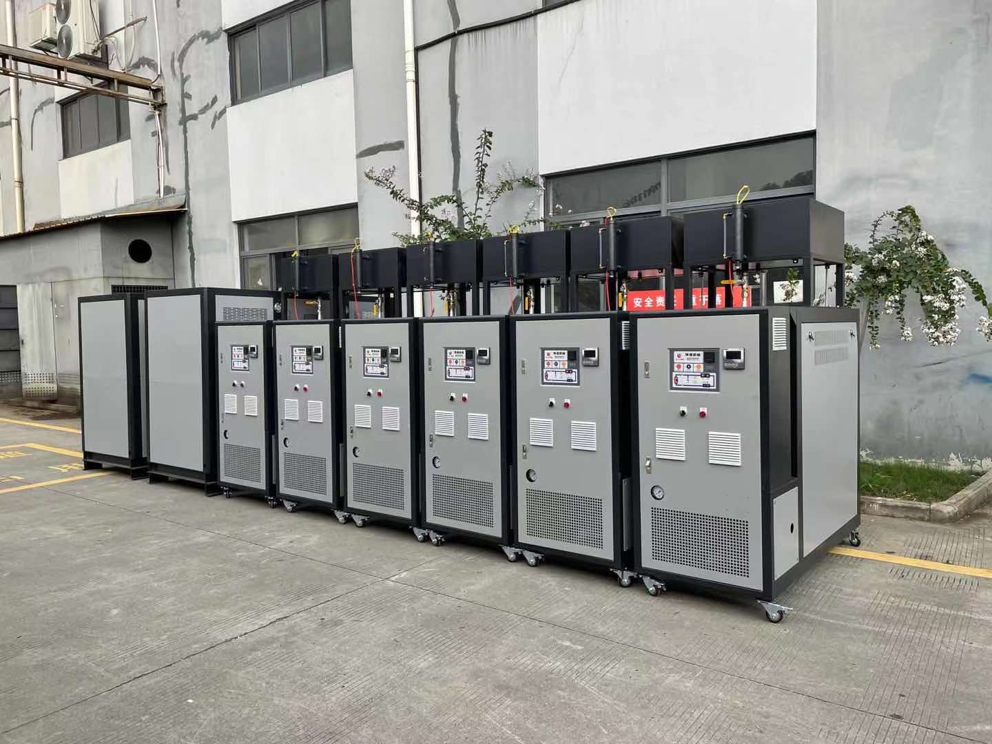熱媒電加熱導(dǎo)熱油爐具有低壓、高溫的特性,是一種新型環(huán)保工業(yè)爐。